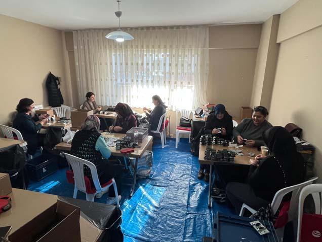 Muhtar atölye kurup kadınları işe aldı ‘Mesai saatlerini kendileri belirliyor