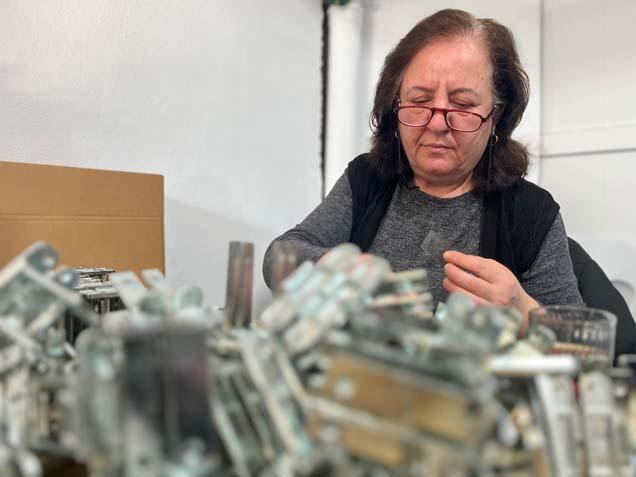 Muhtar atölye kurup kadınları işe aldı ‘Mesai saatlerini kendileri belirliyor