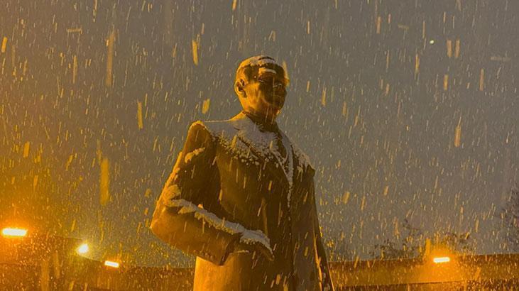 Kayseri bembeyaz Kar yağışı kentte etkisini artırdı