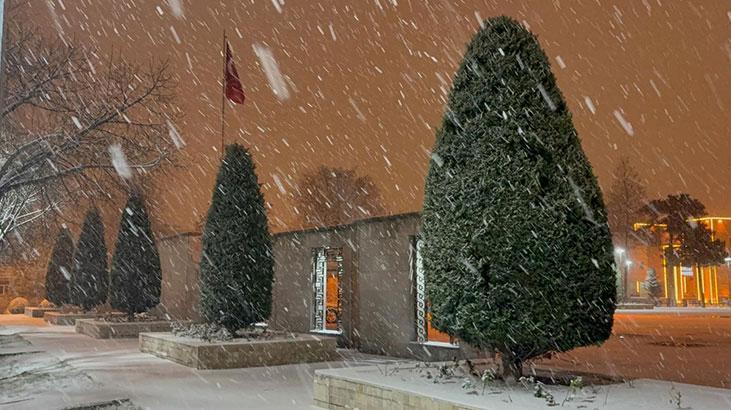 Kayseri bembeyaz Kar yağışı kentte etkisini artırdı