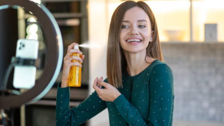 Kupkuru, kırılgan saçlarını böyle iyileştirdi Şurubu karıştırınca ışıldıyor