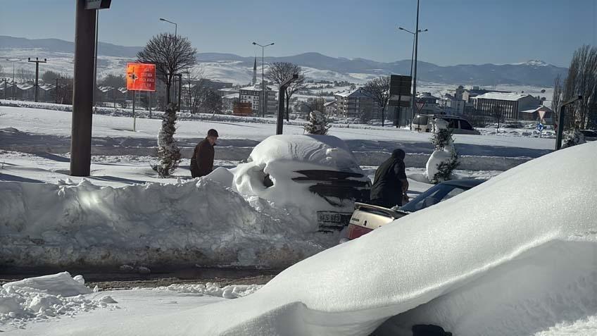 ARAÇLAR KAR ALTINDA DONDU