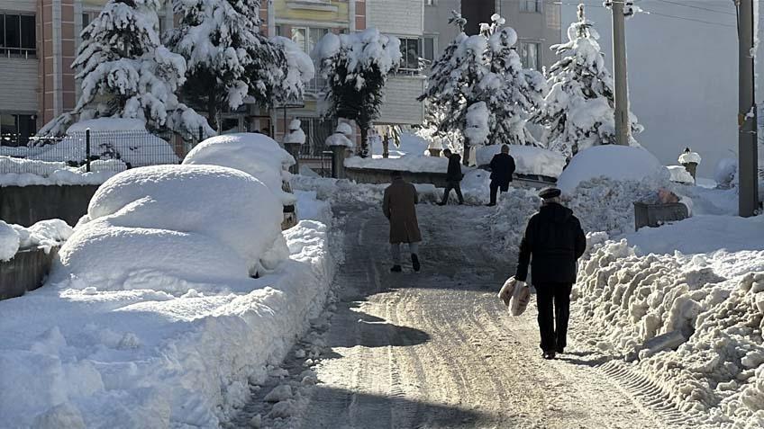 KARABÜKTE KAR KALINLIĞI 75 SANTİMETREYE ULAŞTI