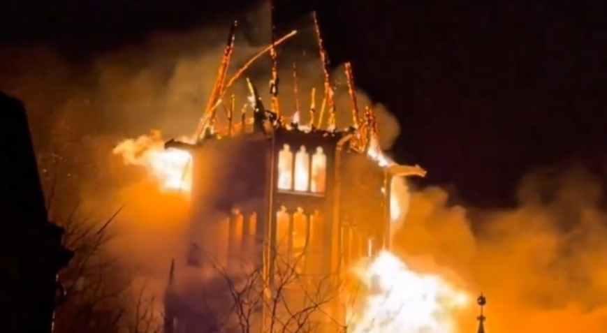 Yeni yıl kutlamaları faciaya dönüştü! 154 yıllık tarihi kilise alev alev yandı