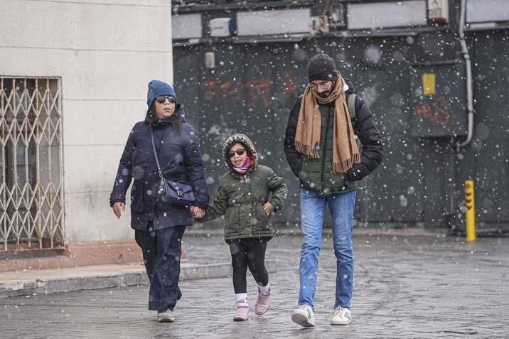 İstanbulda yeni yıla beyaz başlangıç İlk kar manzaraları geldi