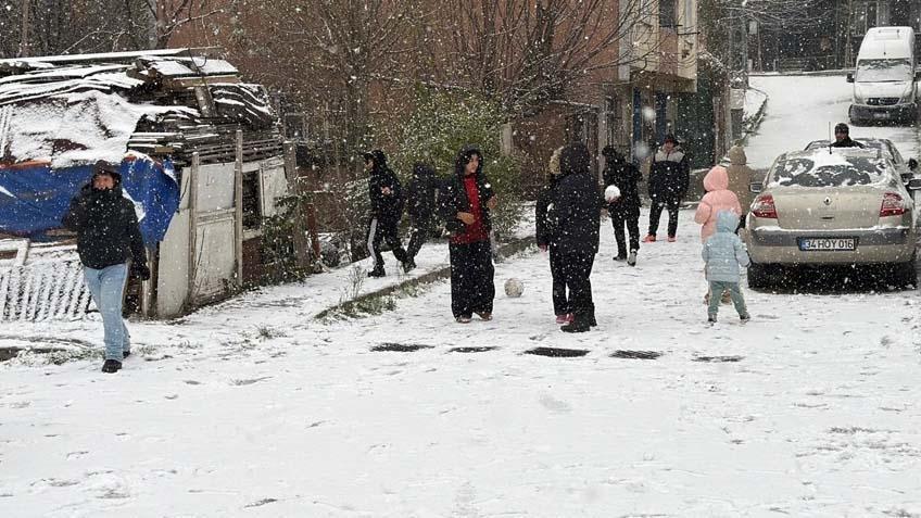 İstanbulda yeni yıla beyaz başlangıç İlk kar manzaraları geldi