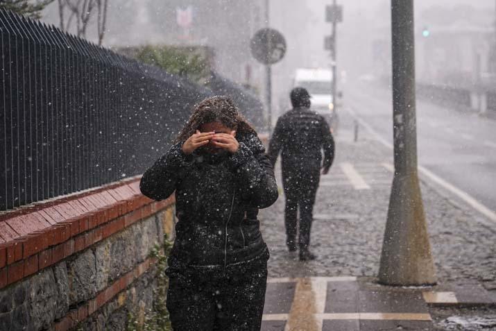 İstanbulda yeni yıla beyaz başlangıç İlk kar manzaraları geldi