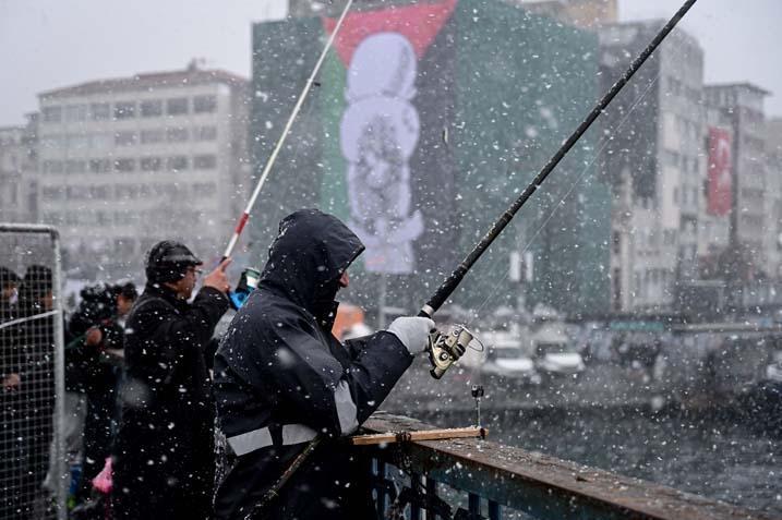 İstanbulda yeni yıla beyaz başlangıç İlk kar manzaraları geldi