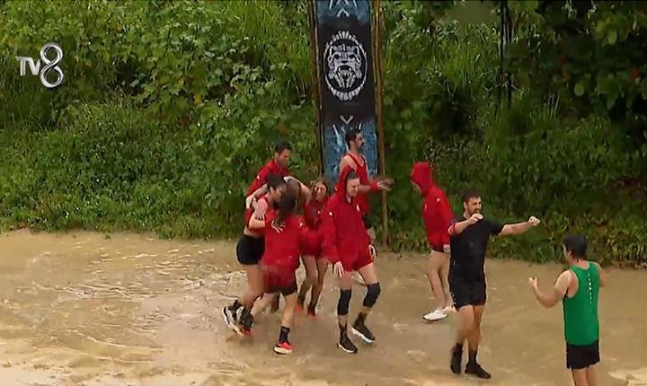 SURVİVORDA 3. DOKUNULMAZLIK OYUNUNU HANGİ TAKIM KAZANDI