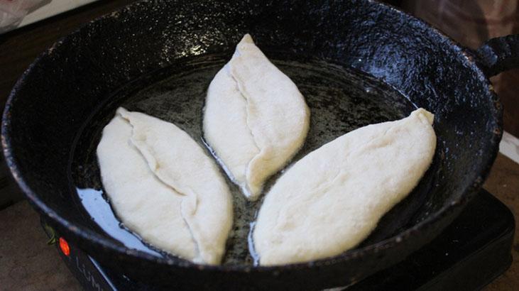 Krepten olur mu demeyin: Yufkasız börek sevenler yaşadı Tavada şipşak pişiyor, nefis Krepten olur mu demeyin: Yufkasız börek sevenler yaşadı Tavada şipşak pişiyor, nefis