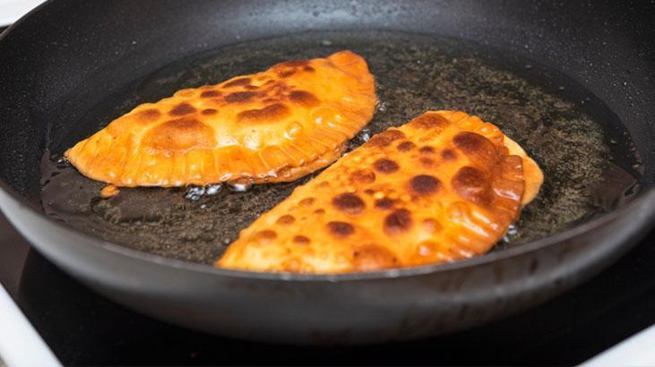 Krepten olur mu demeyin: Yufkasız börek sevenler yaşadı Tavada şipşak pişiyor, nefis Krepten olur mu demeyin: Yufkasız börek sevenler yaşadı Tavada şipşak pişiyor, nefis