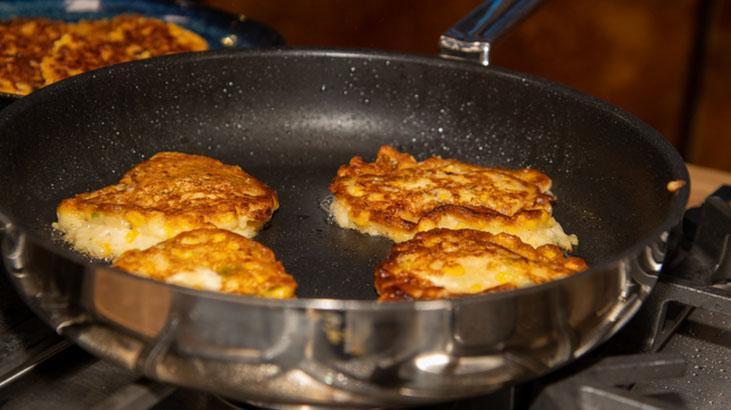 Krepten olur mu demeyin: Yufkasız börek sevenler yaşadı Tavada şipşak pişiyor, nefis Krepten olur mu demeyin: Yufkasız börek sevenler yaşadı Tavada şipşak pişiyor, nefis
