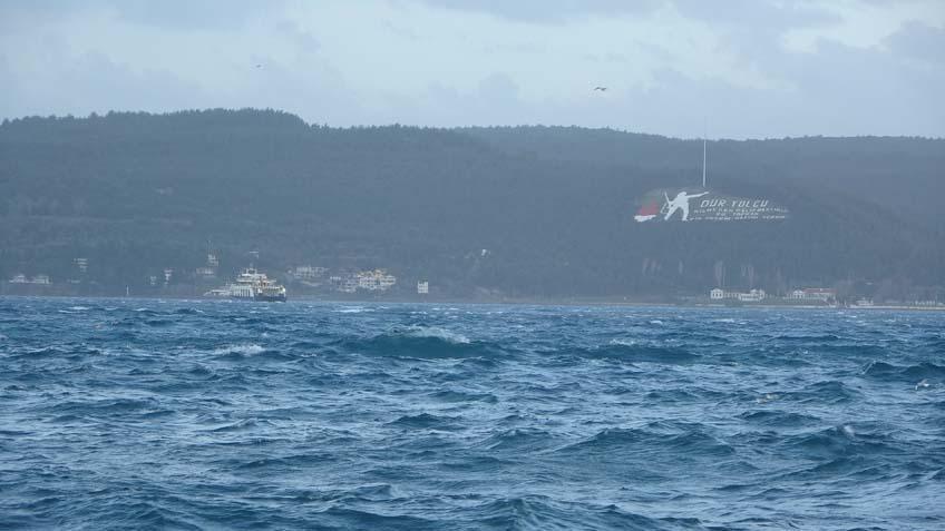 DEV DALGALAR SAHİLİ DÖVDÜ