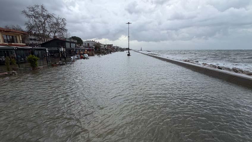 EDREMİTTE DENİZLE KARA BİRLEŞTİ, İŞLETMELER SULAR ALTINDA KALDI