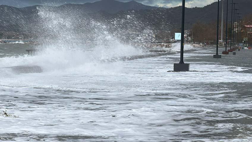 Kentlerden korkutan manzaralar geliyor Okulda cam kırıldı, çok sayıda öğrenci yaralandı