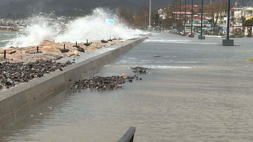 Kentlerden korkutan manzaralar geliyor Okulda cam kırıldı, çok sayıda öğrenci yaralandı