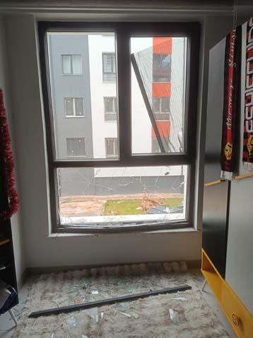 FIRTINADA UÇAN ÇATI DAİRENİN İÇİNE GİRDİ