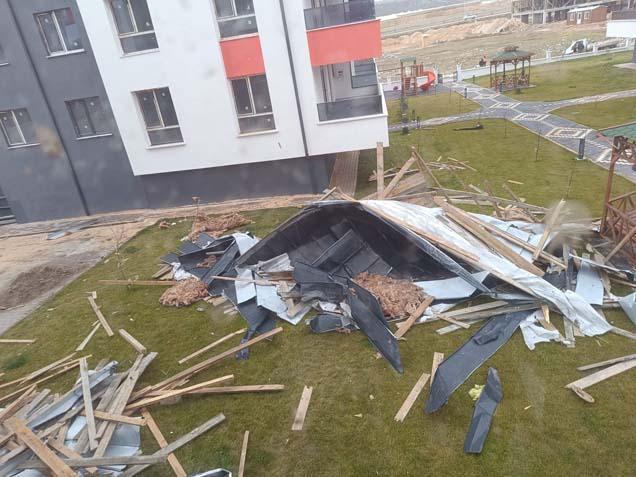 Kentlerden korkutan manzaralar geliyor Okulda cam kırıldı, çok sayıda öğrenci yaralandı