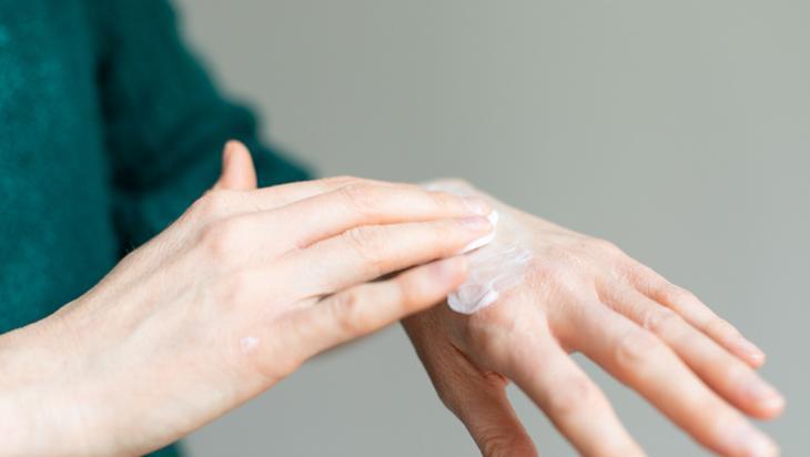 Gece sür, sabah farkı gör Çatlayan elleri onaran doğal karışım Gece sür, sabah farkı gör Çatlayan elleri onaran doğal karışım