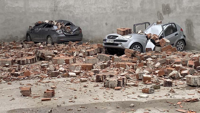 METRUK BİNANIN ÇATI DUVARI OTOPARKA DEVRİLDİ, 6 ARAÇTA HASAR OLUŞTU