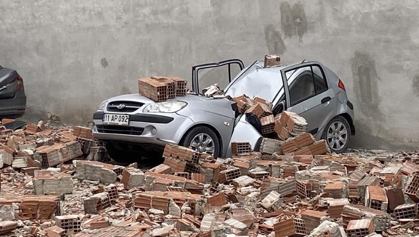 OTOPARKTAKİ 6 ARAÇTA HASAR OLUŞTU