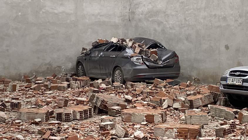 Kentlerden korkutan manzaralar geliyor Okulda cam kırıldı, çok sayıda öğrenci yaralandı