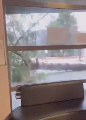 Kentlerden korkutan manzaralar geliyor Okulda cam kırıldı, çok sayıda öğrenci yaralandı