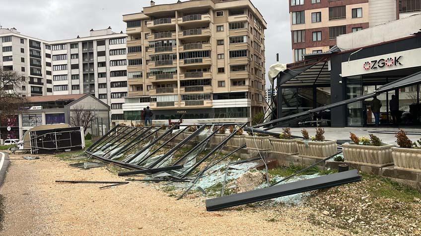 Kentlerden korkutan manzaralar geliyor Okulda cam kırıldı, çok sayıda öğrenci yaralandı