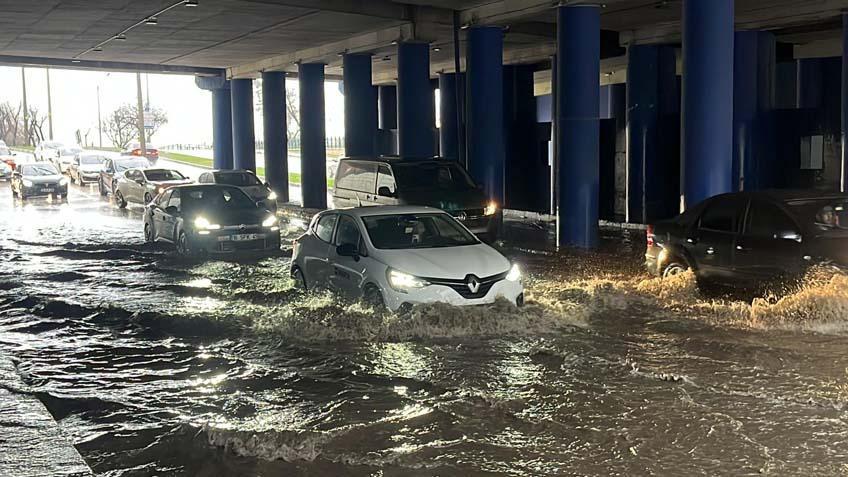 ALT GEÇİTLER İLE YOLLAR GÖLE DÖNDÜ