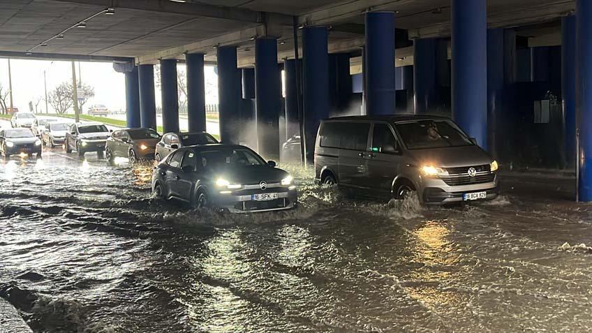 OTOMOBİLİYLE MOTOKURYEYE SİPER OLDU, TIR’LAR DEVRİLDİ