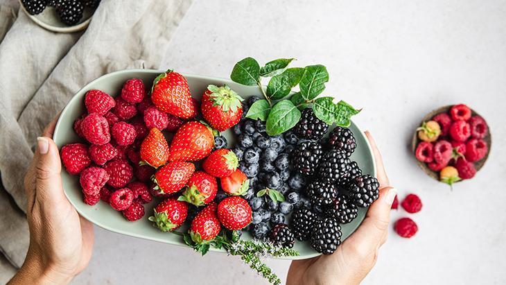 Kırmızı meyve ve sebzeler