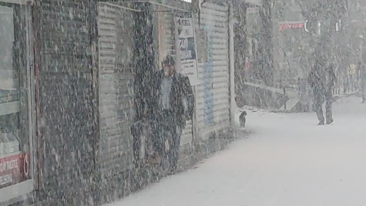 İlçe merkezinde kar kalınlığı 80 santime ulaştı Vatandaş adım atamıyor İlçe merkezinde kar kalınlığı 80 santime ulaştı Vatandaş adım atamıyor