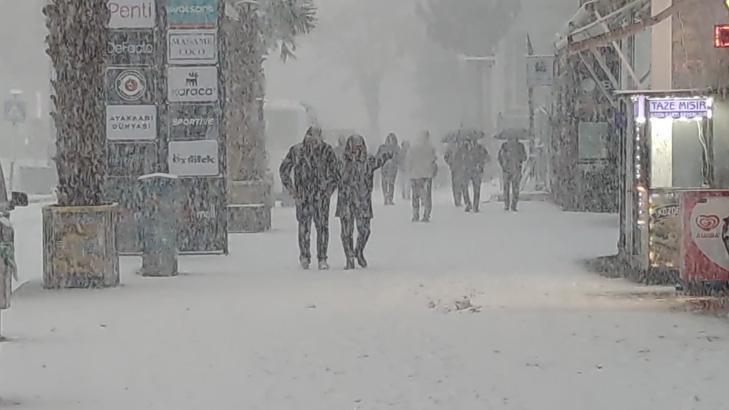 İlçe merkezinde kar kalınlığı 80 santime ulaştı Vatandaş adım atamıyor İlçe merkezinde kar kalınlığı 80 santime ulaştı Vatandaş adım atamıyor