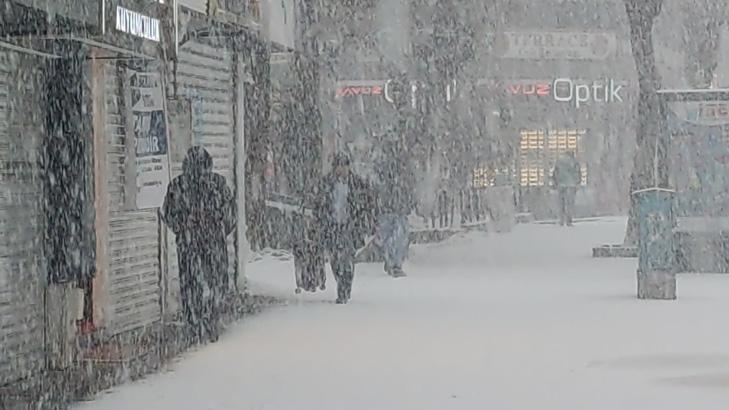 İlçe merkezinde kar kalınlığı 80 santime ulaştı Vatandaş adım atamıyor İlçe merkezinde kar kalınlığı 80 santime ulaştı Vatandaş adım atamıyor