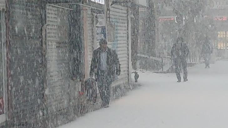 İlçe merkezinde kar kalınlığı 80 santime ulaştı Vatandaş adım atamıyor İlçe merkezinde kar kalınlığı 80 santime ulaştı Vatandaş adım atamıyor