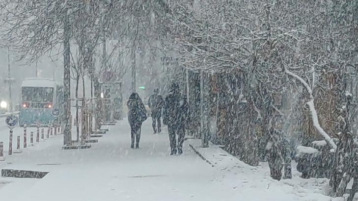 İlçe merkezinde kar kalınlığı 80 santime ulaştı Vatandaş adım atamıyor İlçe merkezinde kar kalınlığı 80 santime ulaştı Vatandaş adım atamıyor
