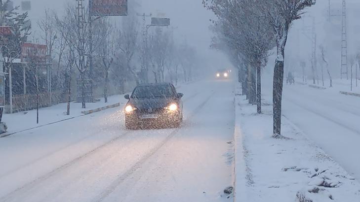 İlçe merkezinde kar kalınlığı 80 santime ulaştı Vatandaş adım atamıyor İlçe merkezinde kar kalınlığı 80 santime ulaştı Vatandaş adım atamıyor