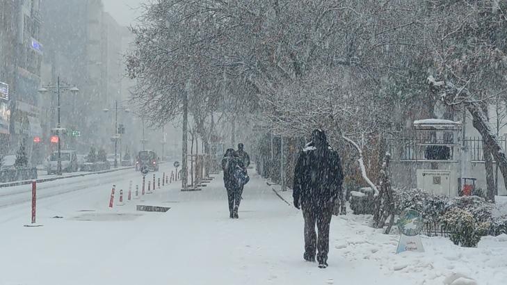 İlçe merkezinde kar kalınlığı 80 santime ulaştı Vatandaş adım atamıyor İlçe merkezinde kar kalınlığı 80 santime ulaştı Vatandaş adım atamıyor