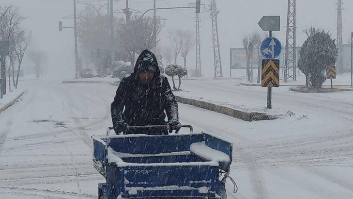 İlçe merkezinde kar kalınlığı 80 santime ulaştı Vatandaş adım atamıyor İlçe merkezinde kar kalınlığı 80 santime ulaştı Vatandaş adım atamıyor