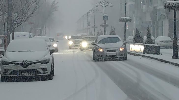 İlçe merkezinde kar kalınlığı 80 santime ulaştı Vatandaş adım atamıyor İlçe merkezinde kar kalınlığı 80 santime ulaştı Vatandaş adım atamıyor