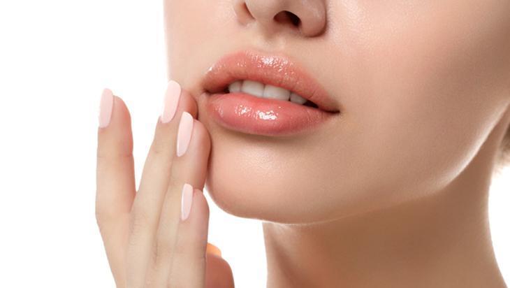 Piyasadakileri unutturan ev yapımı lip gloss Dudakları ışıl ışıl yapıyor
