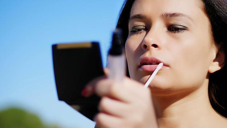 Piyasadakileri unutturan ev yapımı lip gloss Dudakları ışıl ışıl yapıyor