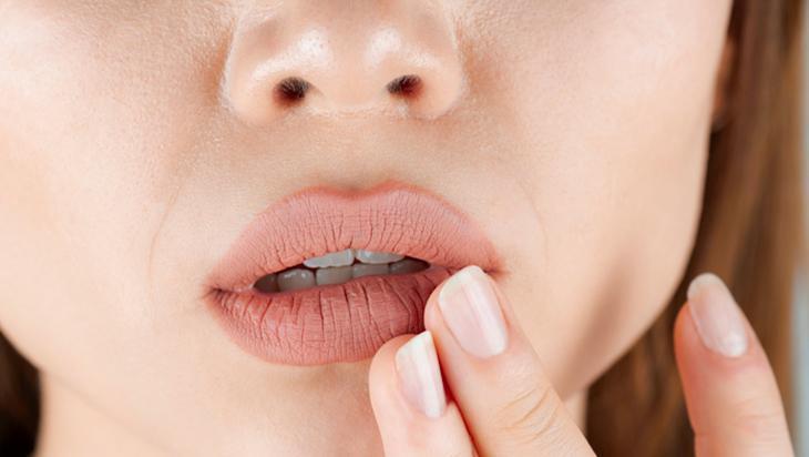 Piyasadakileri unutturan ev yapımı lip gloss Dudakları ışıl ışıl yapıyor