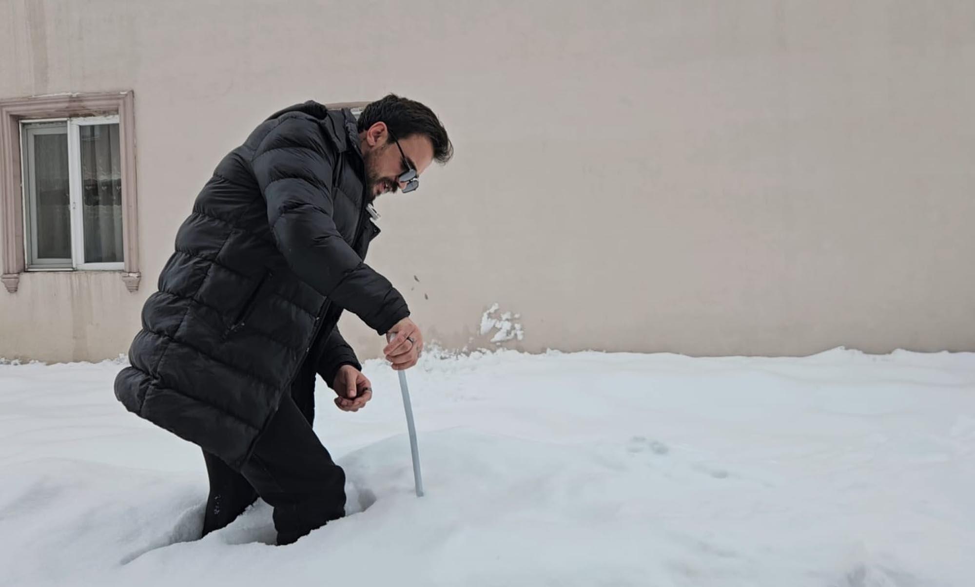 İlçe merkezinde kar kalınlığı 80 santime ulaştı Vatandaş adım atamıyor İlçe merkezinde kar kalınlığı 80 santime ulaştı Vatandaş adım atamıyor