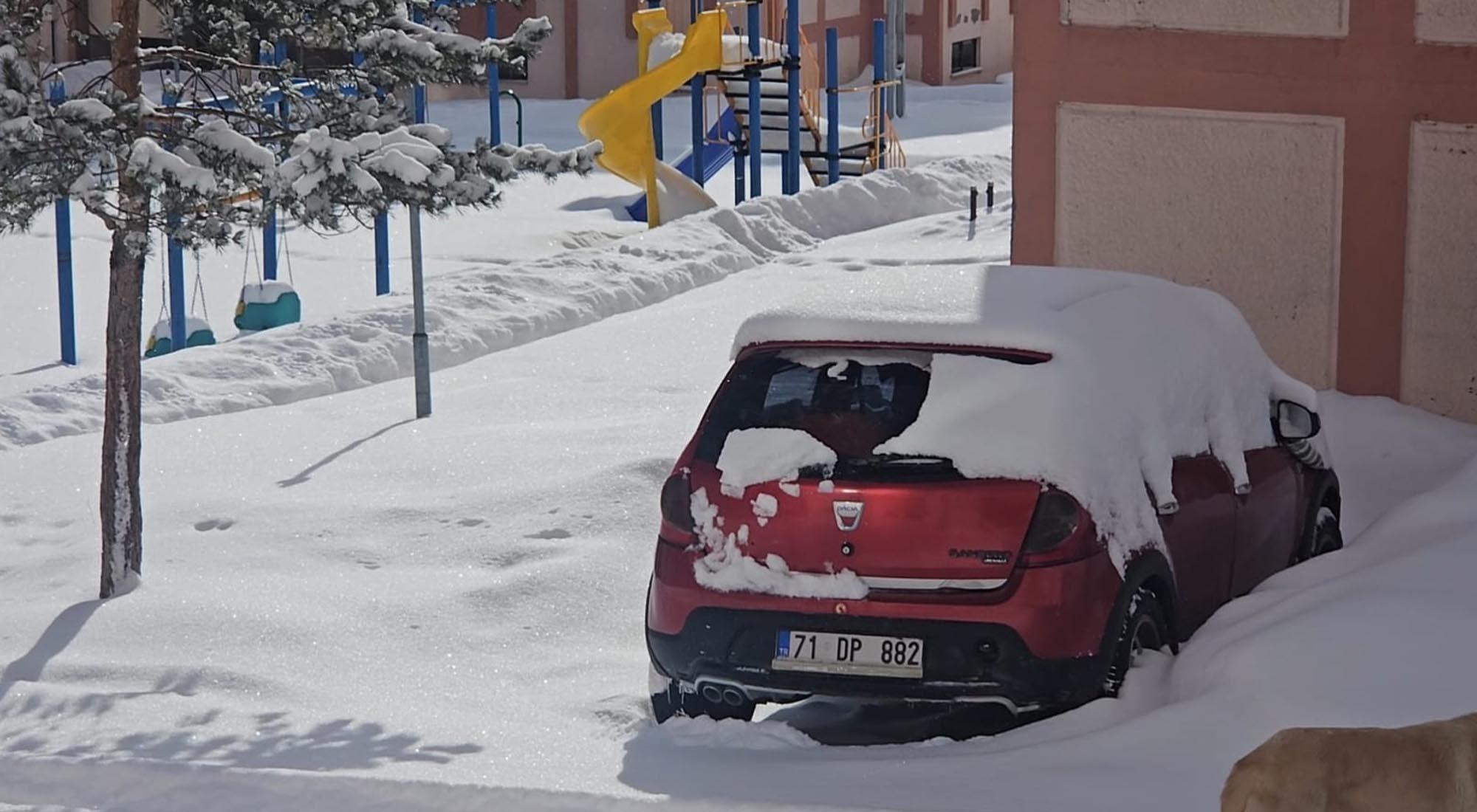 İlçe merkezinde kar kalınlığı 80 santime ulaştı Vatandaş adım atamıyor İlçe merkezinde kar kalınlığı 80 santime ulaştı Vatandaş adım atamıyor