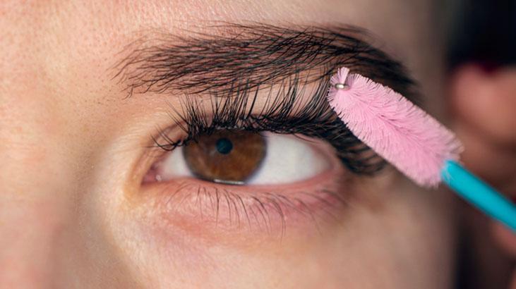 Kaşlarını bu teknikle boyattı, yüzü davul gibi şişti Kendimi tanıyamadım