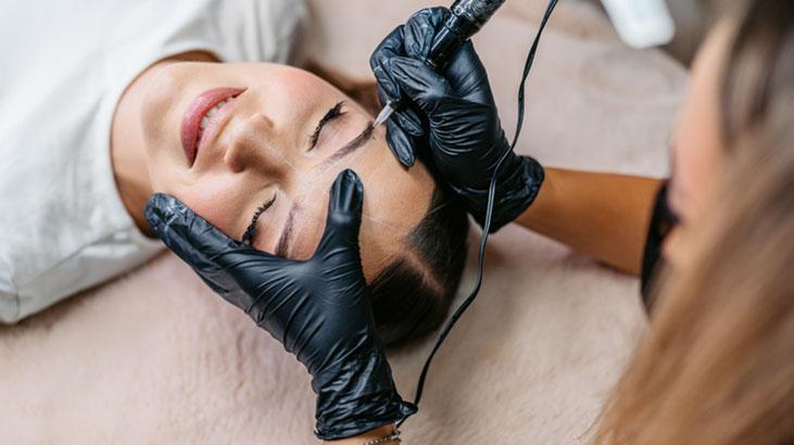 Kaşlarını bu teknikle boyattı, yüzü davul gibi şişti Kendimi tanıyamadım