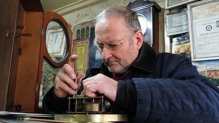 Çırak olarak başladı, 50 yıldır bu işi yapıyor ‘Telefonlar çıktı meslek cazibesini kaybetti, kimse çalışmıyor’