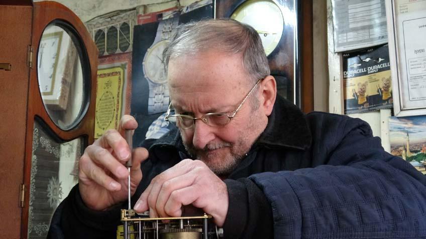 8 METREKARELİK DÜKKANINDA YARIM ASIRDIR ZAMANA İNCE AYAR VERİYOR