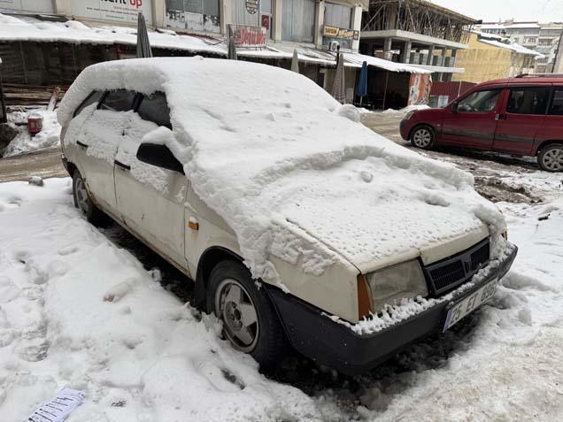 Evler kara gömüldü, ulaşım sağlanamıyor Kar kalınlığı 1,5 metreyi geçti